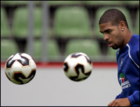 Adriano treinou com a seleção nesta terça-feira