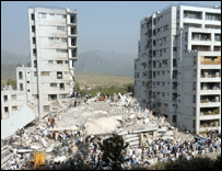 عمارت کے دو بلاک ملبے کا ڈھیر بن گئے