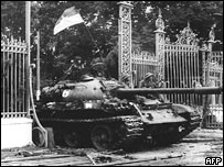 Hình ảnh xe tăng Cộng sản miền bắc tiến vào dinh Độc lập ngày 30/4/75