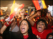 Simpatizantes de Chávez comemoram resultado das eleições em Caracas