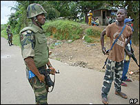 soldado de paz e rebelde do grupo Lurd