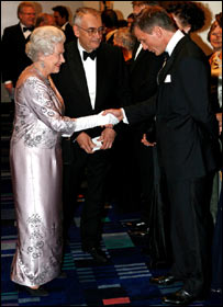 女王与克雷格握手