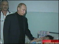 Vladimir Putin Beslan'daki hastanede