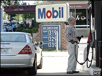 Một trạm bán xăng dầu