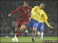 Cristiano Ronaldo (esq.) e Gilberto Silva em bola dividida