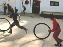 नेपाल की गलियों में ख़ेलते बच्चे