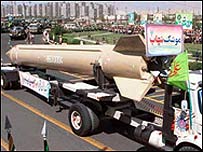 موشک شهاب در جريان يک رژه نظامی نمايش داده می شود