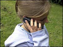 دختری با تلفن همراه حرف می زند