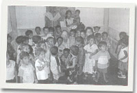 Stan gyda grŵp o blant a'u hathro mewn canolfan gofal