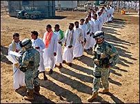 Ebu Gureyb'de tahliye sırası bekleyen zanlılar