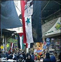 Bandeiras sírias e palestinas num mercado de Damasco