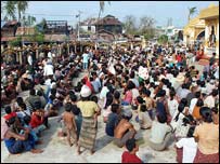 तूफ़ान से प्रभावित लोग