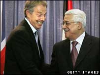 O presidente da Autoridade Nacional Palestina, Mahmoud Abbas, e o primeiro-ministro da Grã-Bretanha, Tony Blair