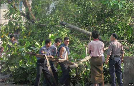 Dọn dẹp cây đổ trên đường phố Rangoon
