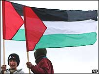 Palestinos com bandeiras na Cisjordânia