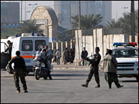 Forças de segurança iraquianas fecham rua de acesso ao Ministério do Interior