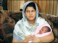 डॉक्टर हनीफ़ की पत्नी और बेटी