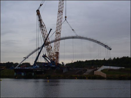 It spans 180 metres and, at its highest point, is 40 metres above the River Tees. 