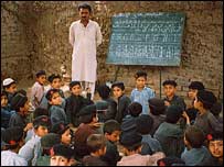 پشاور کا ایک سکول(فائل فوٹو)