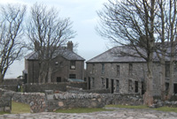 Y Plas a'r tai ym mhentref Nant Gwrtheyrn