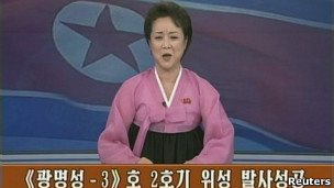 朝鲜电视台女主持播报卫星发射成功(12/12/2012)