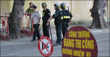 Biển cấm trước điểm nóng ở phố Nhà Chung, Hà Nội 