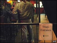 Alguns bares transformaram sua porta de entrada em “entrada para o palco”