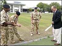 مائیک گیٹنگ کرکٹ کی تربیت دیتے ہوئے