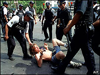 Manifestante é preso em Buenos Aires durante protestos de 2001