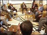 Presidente do Parlamento iraquiano se reúne com representantes sunitas para discutir a Constituição