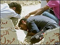 Iraquianos sepultam familiares no campo de futebol de Falluja