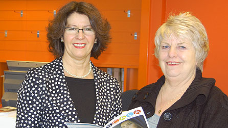 Cynghorydd Rhiannon Hughes  a Sandra Pitt, Cadeirydd Cyfeillion y Scala