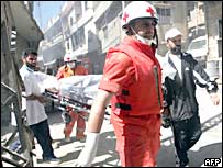 Corpos retirados de área atacada por Israel no Vale do Bekaa, em agosto de 2006