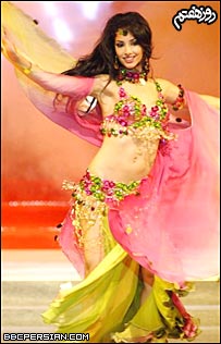 رامونا در حال رقص عربی، يکی از مهارتهای رامونا