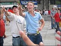 科隆的德国球迷做出挑衅手势