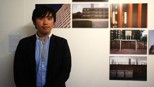 毕业展上，曾诚与自己的作品合影。