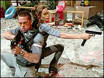 Brad Pitt e Angelina Jolie em cena de 'Sr. &amp; Sra. Smith'