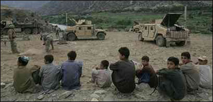 نوجوانان افغان تماشا می کنند.