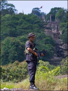 Lính Thái trước ngôi đền Preah Vihear
