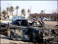 Beyci'deki bir karakol önündeki enkaz