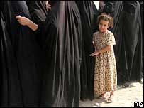 Menina iraquiana espera em uma fila (Foto: Arquivo)