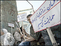 تجمع حاميان ناصر زرافشان در مقابل زندان اوين