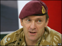O general Jonathan Shaw, comandante das tropas britânicas no sul do Iraque