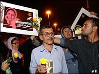 Shirin Ebadi recebeu o prêmio pelo seu trabalho pelos direitos de mulheres e crianças no Irã