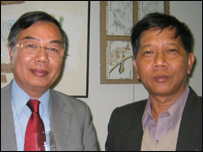 Nhà văn Nguyễn Huy Thiệp (bên phải)