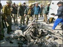 Destroços de carro-bomba que explodiu na Caxemira