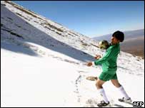 Morales joga futebol no pico Sajama, a cerca de 5,5 mil metros de altitude, em 12 de junho 