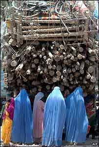 Refugiados afegãos no Paquistão se preparam para voltar para casa