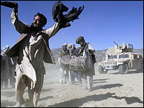 مردان افغان در شرق افغانستان، در حال رقص در برابر سربازان آمریکایی