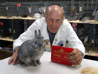 Ben Williams o Lansadwrn gyda'i gwningen 